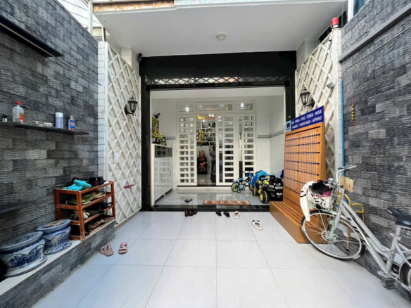Bán nhà mới đẹp hẻm nhựa 5m sau  lưng Giga Mall Thủ Đức 4×17 3 tầng 4PN 6WC