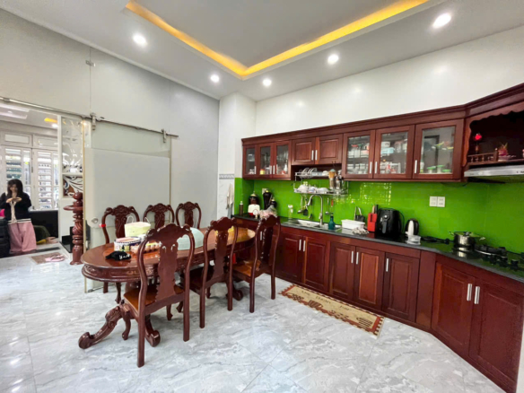 Bán nhà mới đẹp hẻm nhựa 5m sau  lưng Giga Mall Thủ Đức 4×17 3 tầng 4PN 6WC