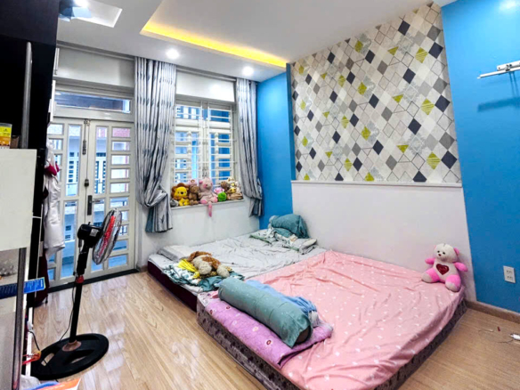 Bán nhà mới đẹp hẻm nhựa 5m sau  lưng Giga Mall Thủ Đức 4×17 3 tầng 4PN 6WC