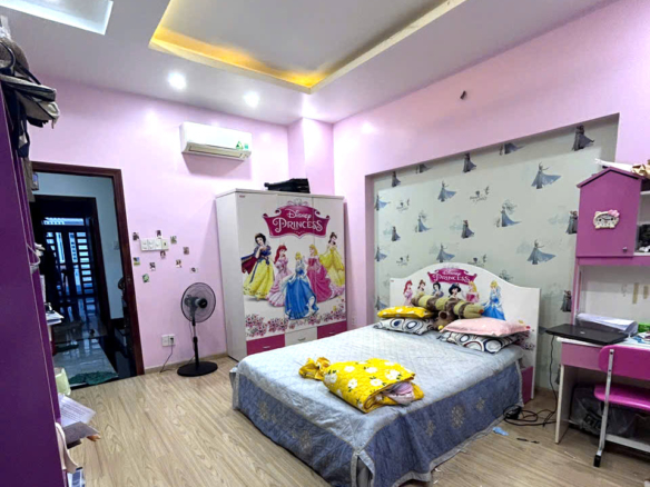 Bán nhà mới đẹp hẻm nhựa 5m sau  lưng Giga Mall Thủ Đức 4×17 3 tầng 4PN 6WC