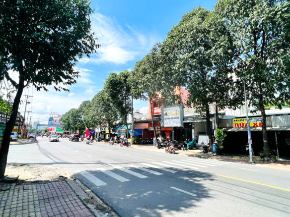 Nợ ngân hàng bán gấp nhà mặt tiền Hai Bà Trưng Đông Hòa, Tp Dĩ An 4,5×27 trệt 3 lầu giá tốt