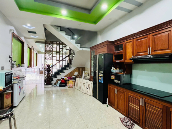 Nợ ngân hàng bán gấp nhà mặt tiền Hai Bà Trưng Đông Hòa, Tp Dĩ An 4,5×27 trệt 3 lầu giá tốt