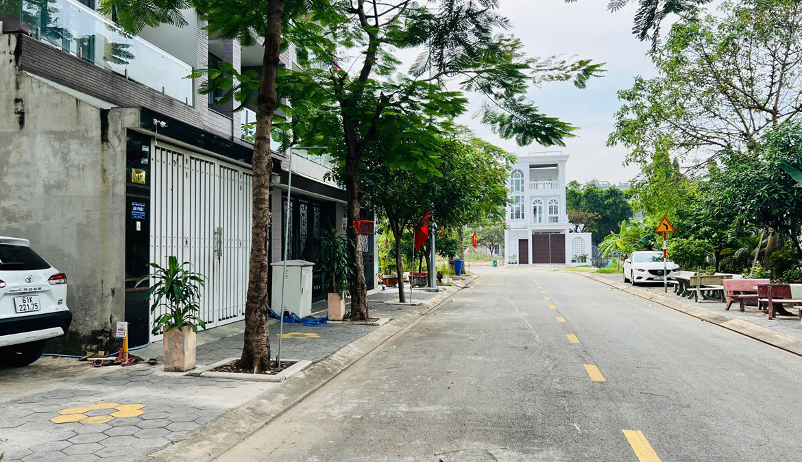 Dat-ban-The-Seasons-Lai-Thieu