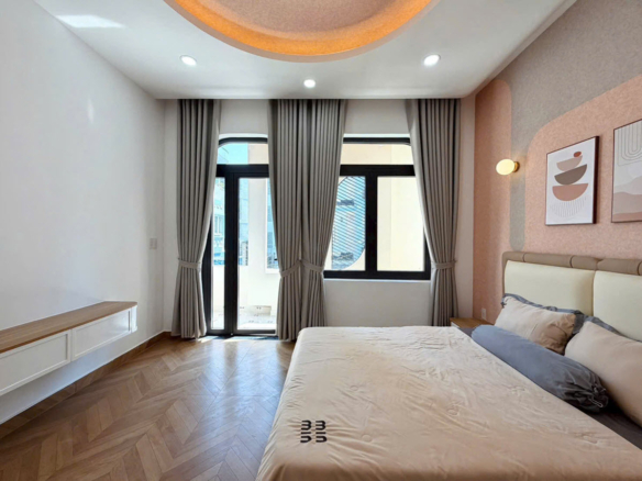 Bán nhà đẹp 4 tầng hẻm xe hơi cách Phạm Văn Đồng, Bình Thạnh chỉ 50 met