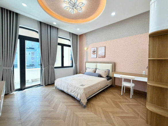Bán nhà đẹp 4 tầng hẻm xe hơi cách Phạm Văn Đồng, Bình Thạnh chỉ 50 met