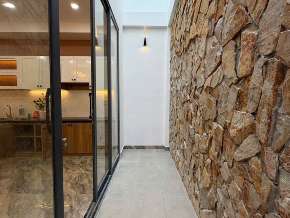Bán nhà đẹp 4 tầng hẻm xe hơi cách Phạm Văn Đồng, Bình Thạnh chỉ 50 met