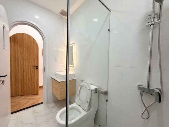 Bán nhà đẹp 4 tầng hẻm xe hơi cách Phạm Văn Đồng, Bình Thạnh chỉ 50 met