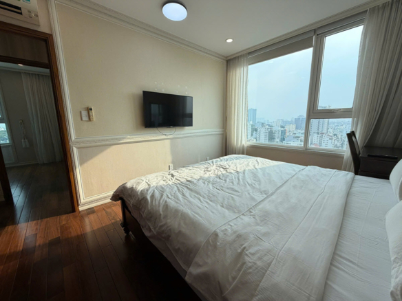 Cho thuê căn hộ Léman Luxury 3PN nội thất cao cấp tầng cao view Dinh Độc Lập