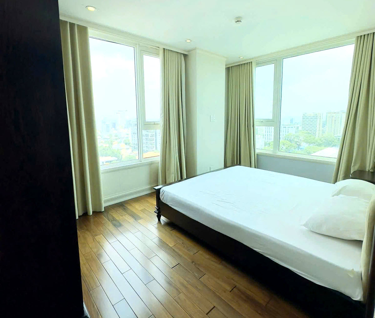 Cho thuê căn hộ Léman Luxury khu trung tâm Hồ Chí Minh 3PN NTCC