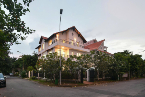 Cho thuê biệt thự khu compound Thảo Điền với sân vườn, hồ bơi riêng
