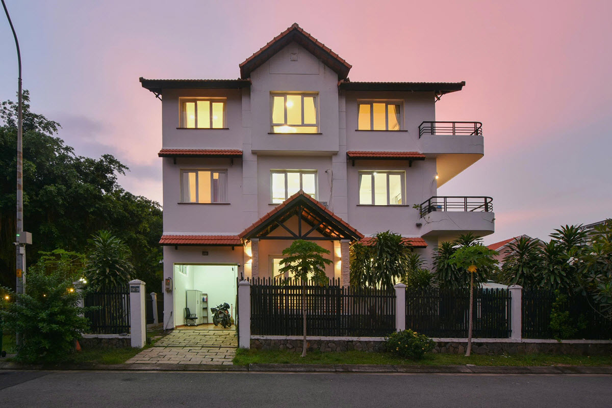 Cho thuê biệt thự khu compound Thảo Điền với sân vườn, hồ bơi riêng
