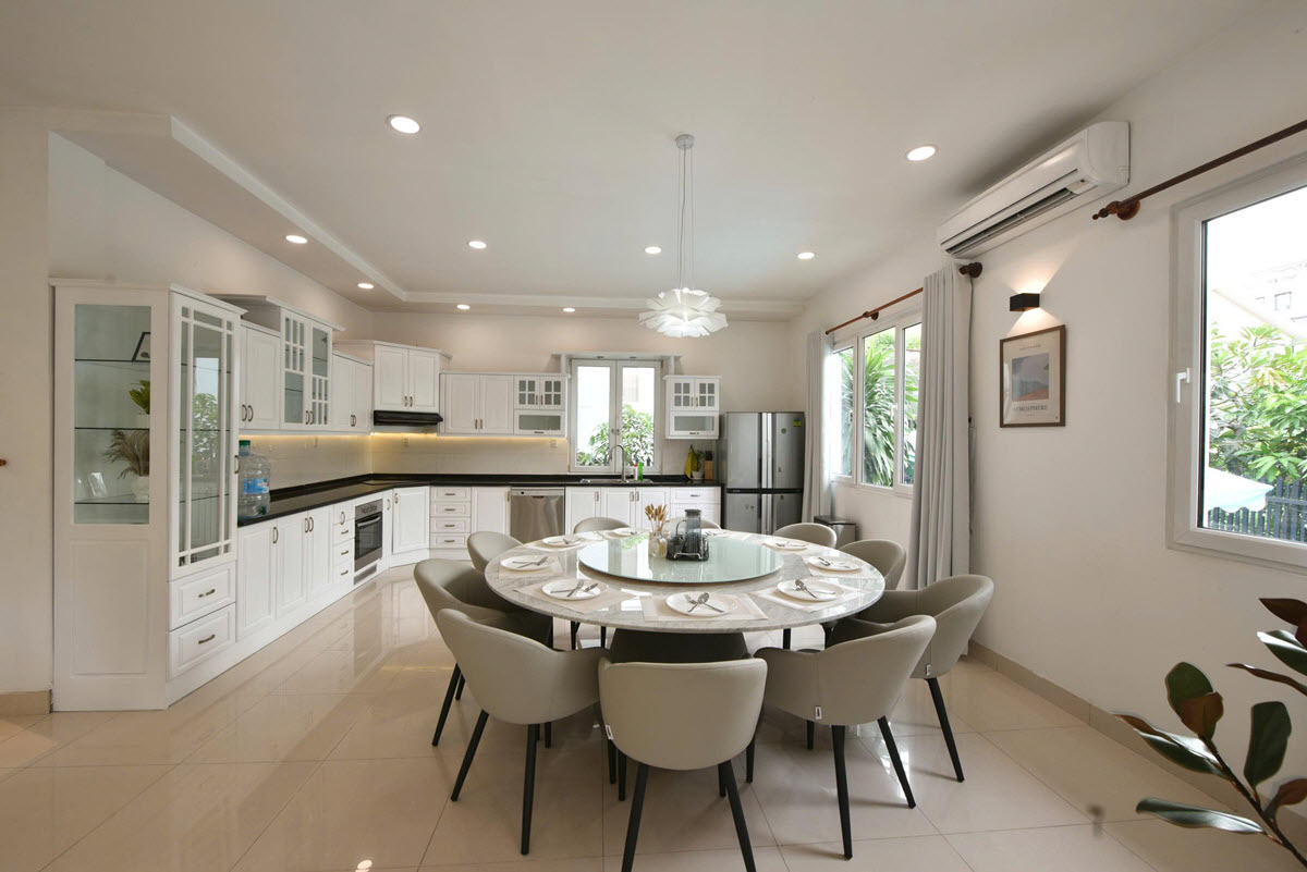 Cho thuê biệt thự khu compound Thảo Điền với sân vườn, hồ bơi riêng