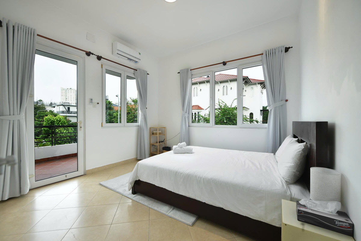 Cho thuê biệt thự khu compound Thảo Điền với sân vườn, hồ bơi riêng