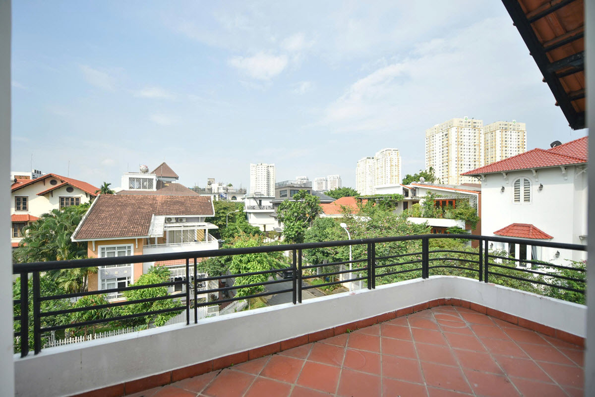 Cho thuê biệt thự khu compound Thảo Điền với sân vườn, hồ bơi riêng
