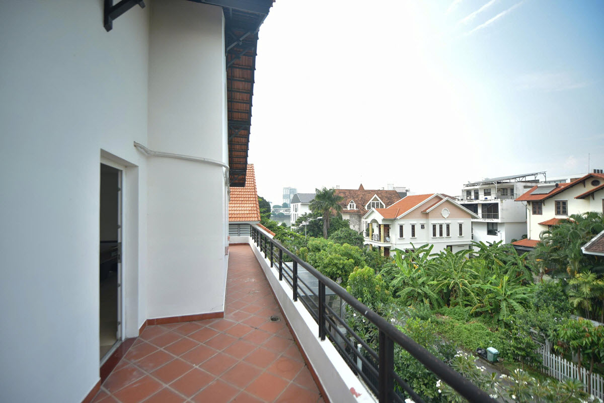 Cho thuê biệt thự khu compound Thảo Điền với sân vườn, hồ bơi riêng