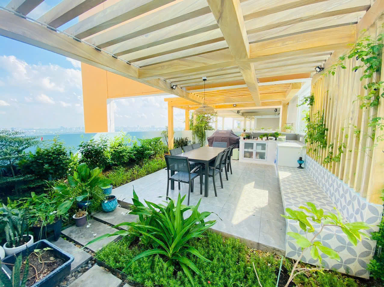 Cho thuê penthouse 3 tầng The Vista An Phú view sông Sài Gòn, sân vườn 125m2