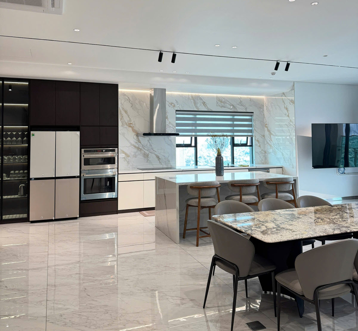 Cho thuê penthouse 450m2 4PN 6WC full nội thất cao cấp tại DE LA SOL Quận 4