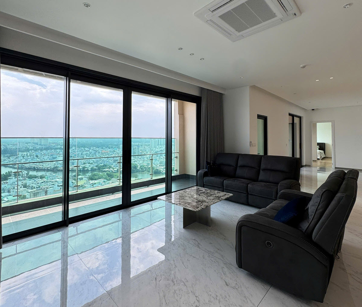 Cho thuê penthouse 450m2 4PN 6WC full nội thất cao cấp tại DE LA SOL Quận 4