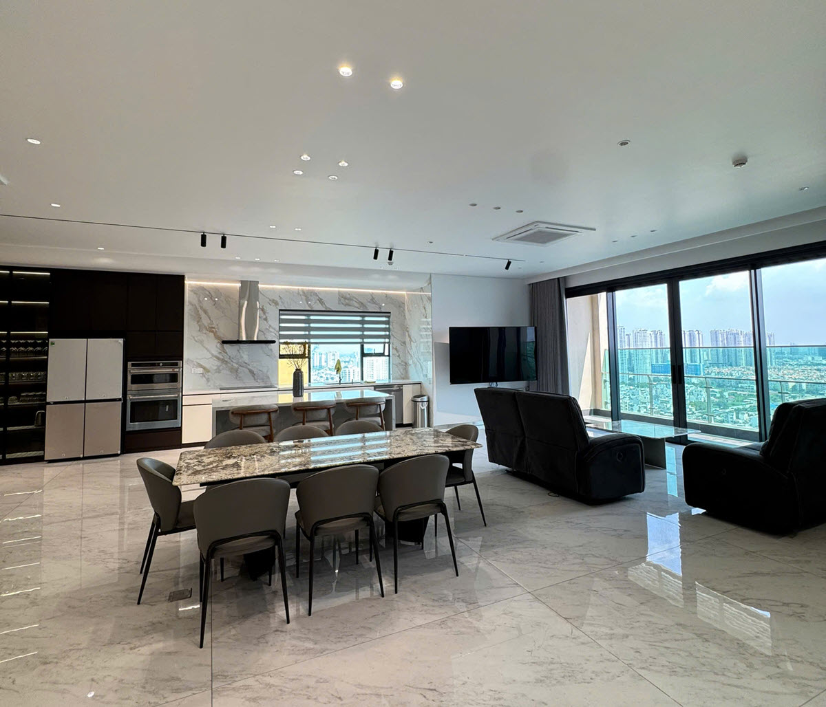 Cho thuê penthouse 450m2 4PN 6WC full nội thất cao cấp tại DE LA SOL Quận 4