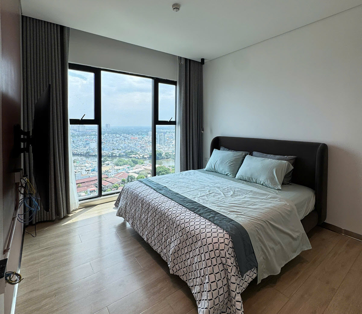Cho thuê penthouse 450m2 4PN 6WC full nội thất cao cấp tại DE LA SOL Quận 4