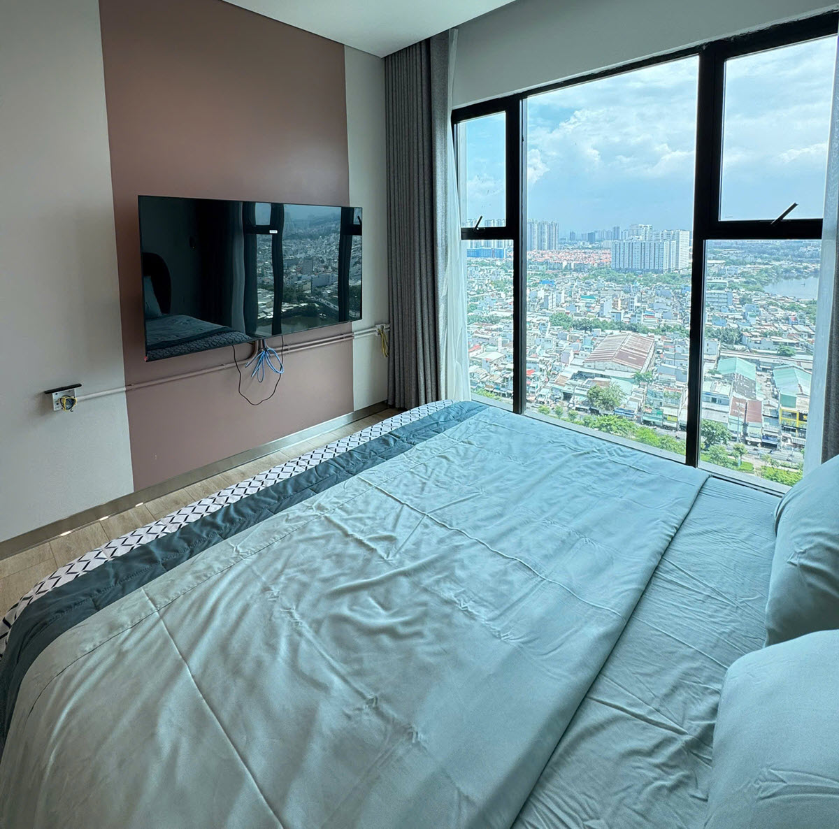 Cho thuê penthouse 450m2 4PN 6WC full nội thất cao cấp tại DE LA SOL Quận 4