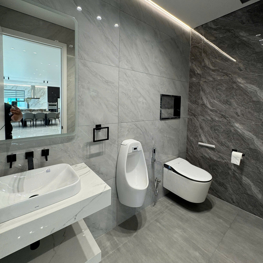 Cho thuê penthouse 450m2 4PN 6WC full nội thất cao cấp tại DE LA SOL Quận 4