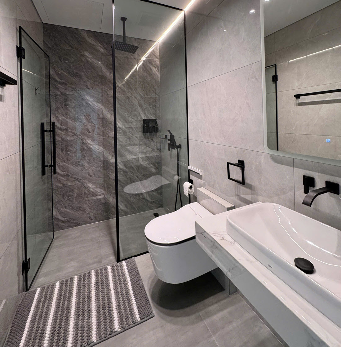 Cho thuê penthouse 450m2 4PN 6WC full nội thất cao cấp tại DE LA SOL Quận 4